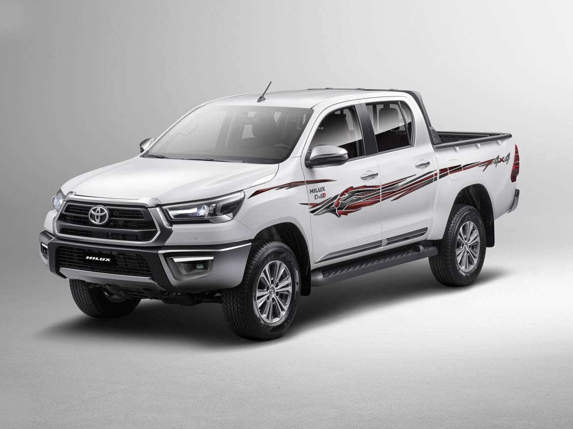 Toyota Hilux 2024 4x4 pickup diesel parked in desert terrain