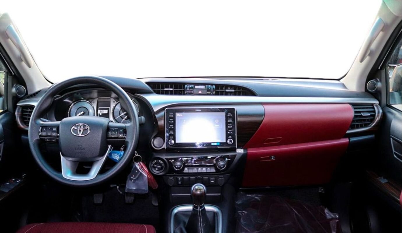 تويوتا هايلوكس 2.4L ديزل 4WD – دبل كبينة (DC) 2024