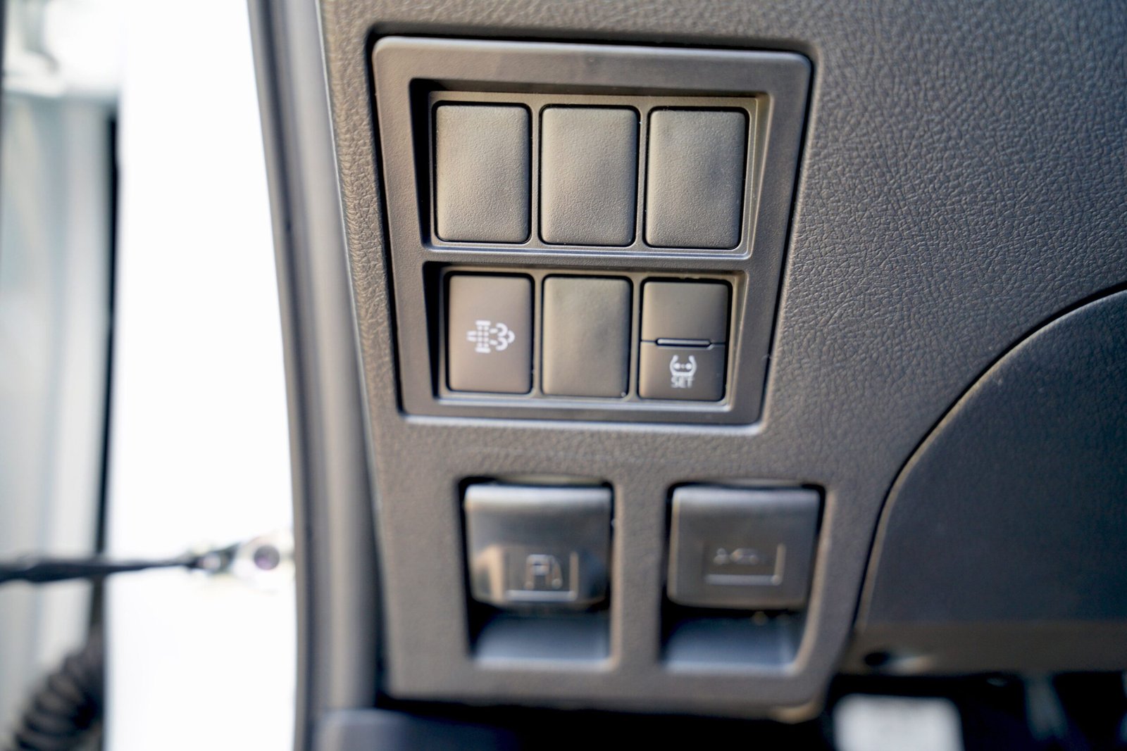 تويوتا هايلوكس 2.4 لتر MT GL2